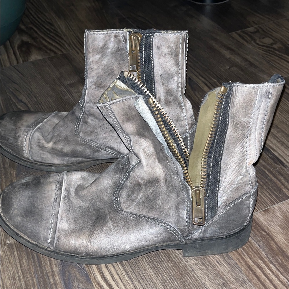 *RARE* Calvin Klein Jeans Gray Leather Boots - Picture 3 of 5